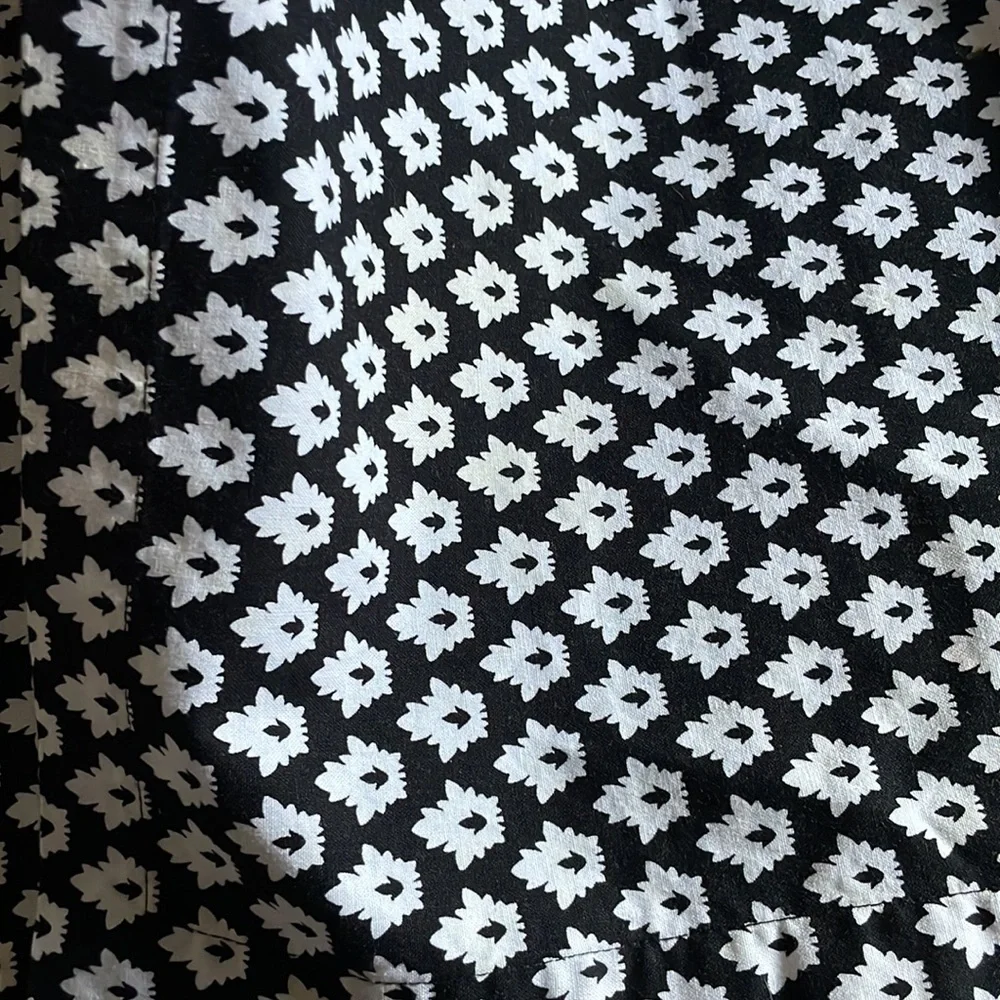 8 Pottery Barn black and‎ white dinner napkins table linens